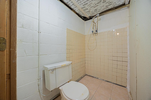 bathroom featuring toilet and tiled shower