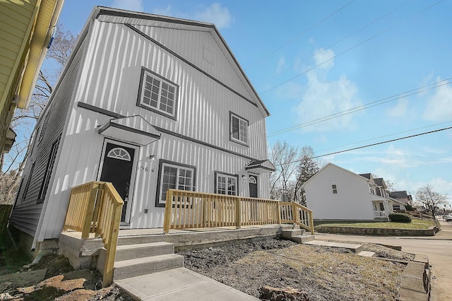 view of modern farmhouse style home