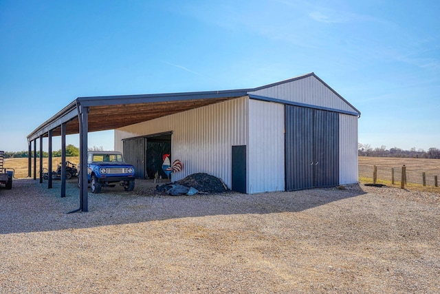 view of pole building featuring dirt driveway