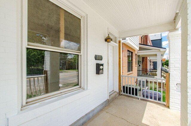 550 W Town St, Columbus, OH 43215 - view of covered porch