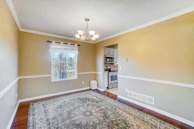 unfurnished room featuring baseboards, visible vents, an inviting chandelier, ornamental molding, and dark wood-type flooring