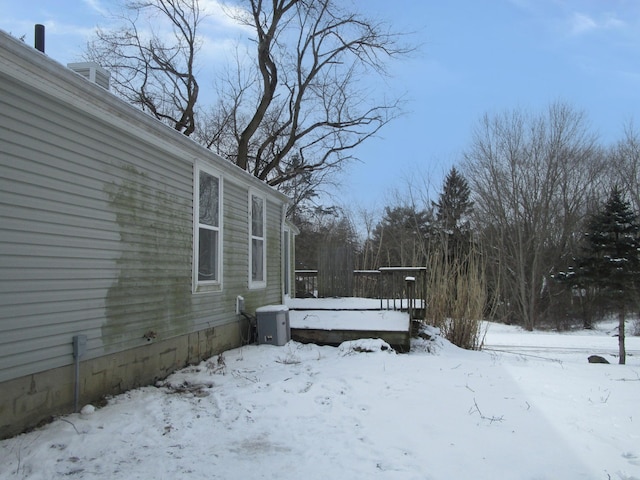 view of yard layered in snow