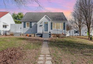 bungalow-style house featuring a lawn