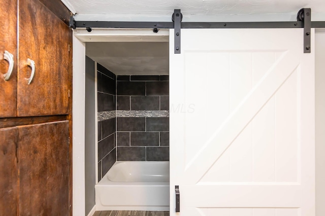 bathroom with tub / shower combination