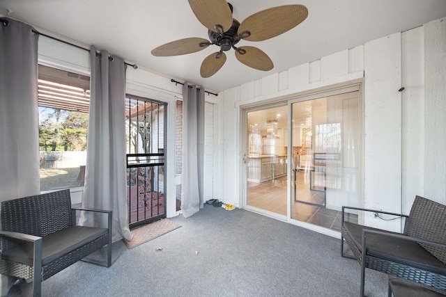 sunroom with ceiling fan