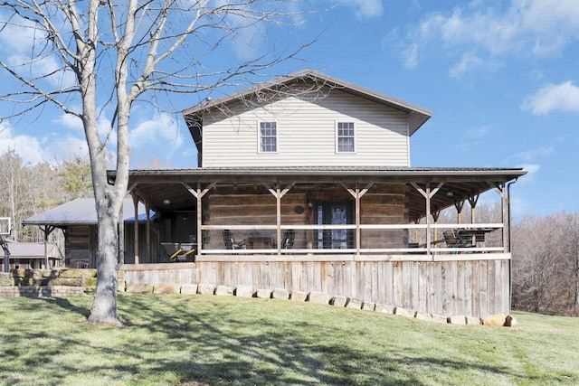 country-style home featuring a front yard