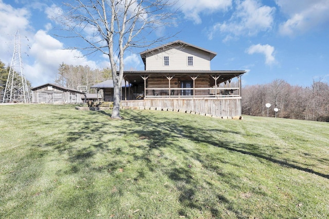 view of front of property featuring a front lawn