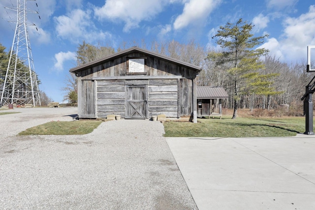 view of barn featuring a lawn