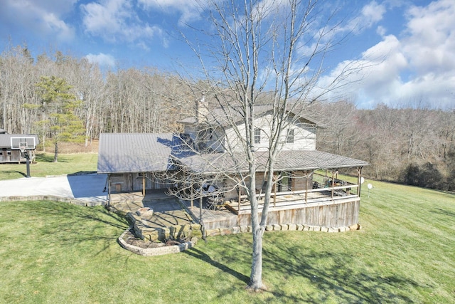 view of front of property featuring a front yard