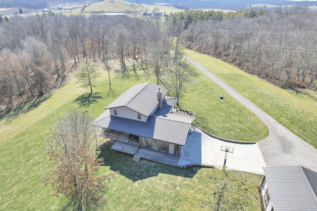 birds eye view of property featuring a wooded view