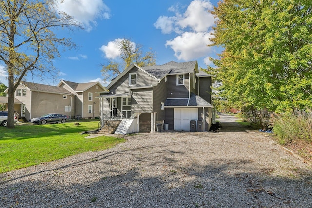 view of front facade featuring gravel driveway, a front lawn, and a residential view