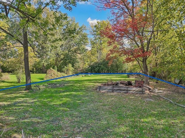 view of yard featuring an outdoor fire pit