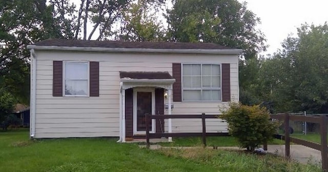 view of front of house with a front lawn