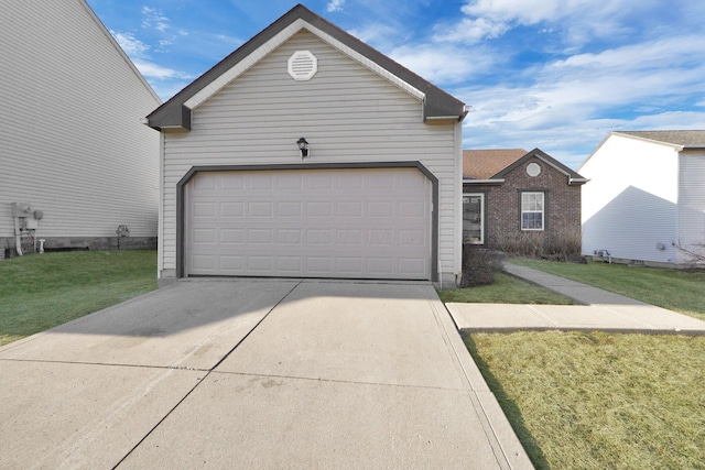 view of front facade featuring a garage, a front lawn, and driveway