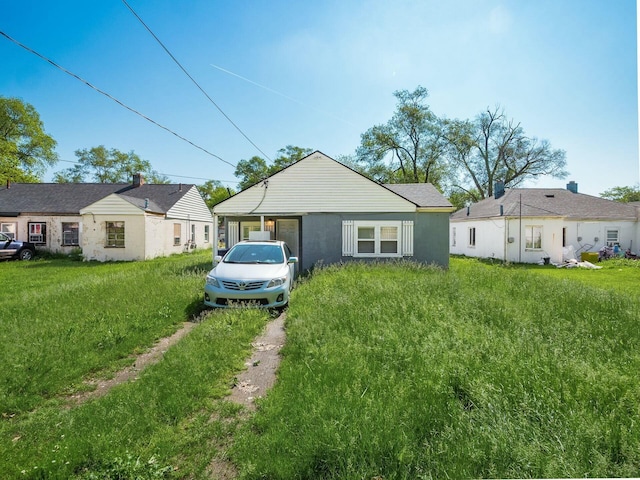 view of front of house featuring a front lawn