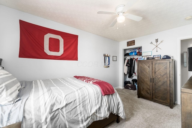 bedroom featuring a closet, carpet floors, a textured ceiling, and ceiling fan