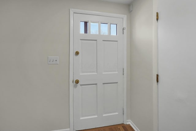 foyer entrance featuring baseboards