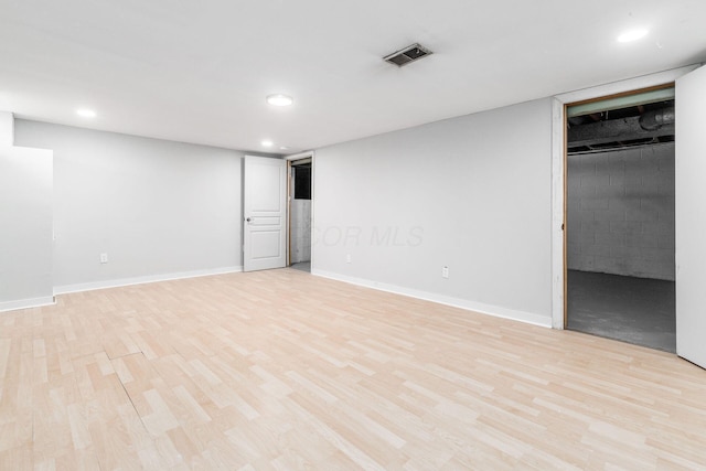 finished basement with recessed lighting, baseboards, visible vents, and light wood-type flooring