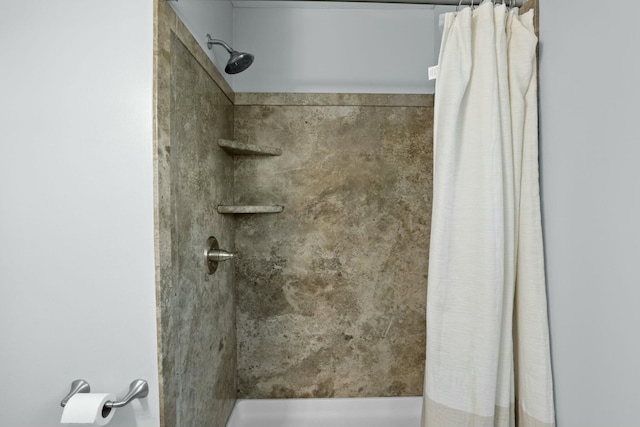 bathroom featuring a tile shower