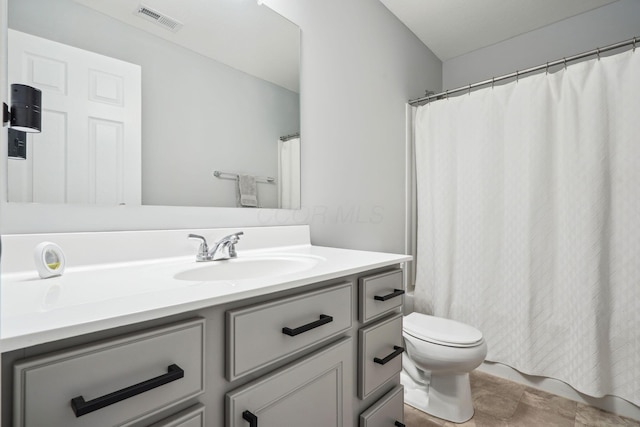 full bath featuring visible vents, toilet, vanity, and a shower with curtain