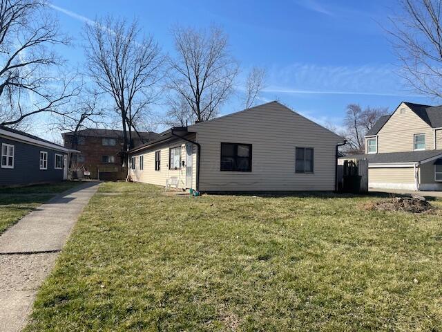 view of side of property featuring a lawn