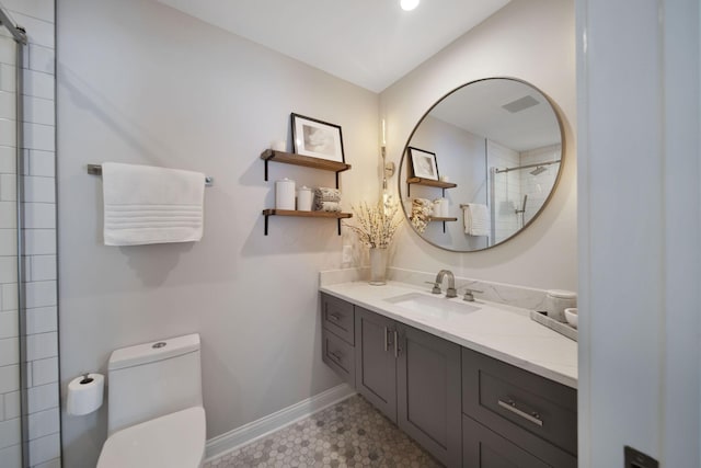 full bath featuring visible vents, toilet, a tile shower, baseboards, and vanity