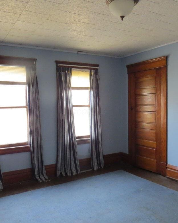 unfurnished room with a healthy amount of sunlight and baseboards