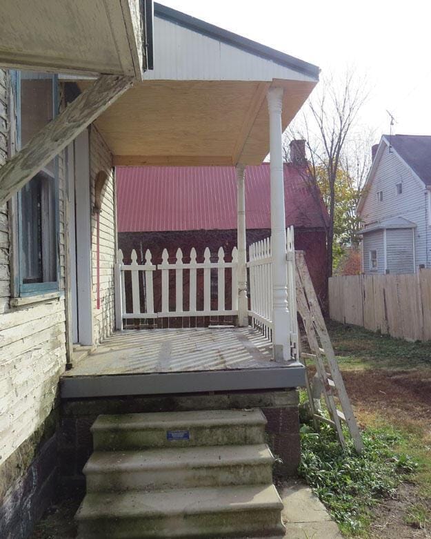 deck with fence and covered porch