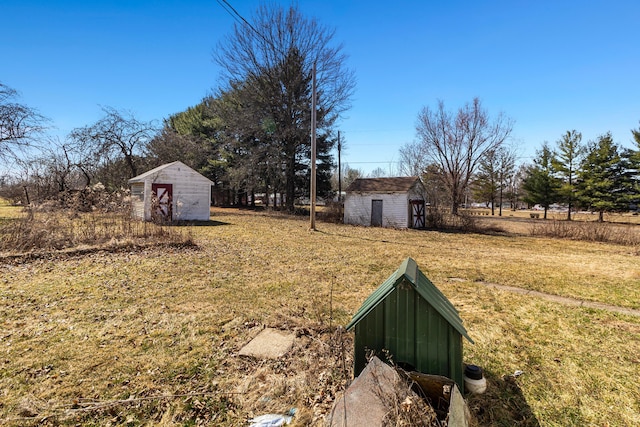 view of yard featuring a shed and an outdoor structure