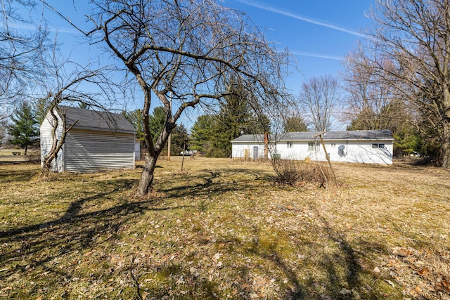 view of yard with an outbuilding