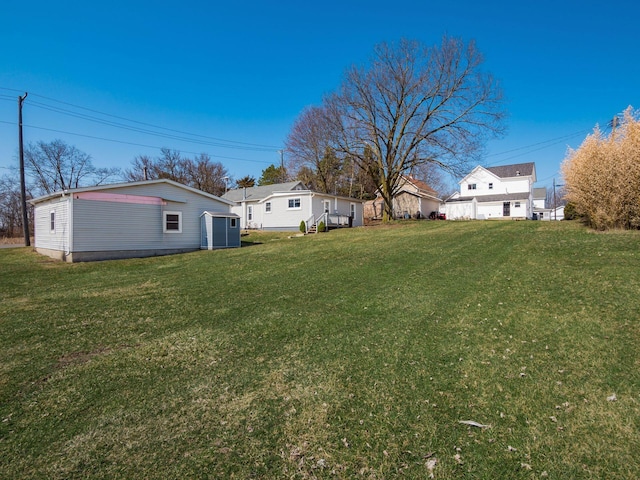 view of yard with an outbuilding