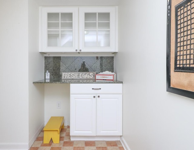 bar featuring baseboards and tasteful backsplash