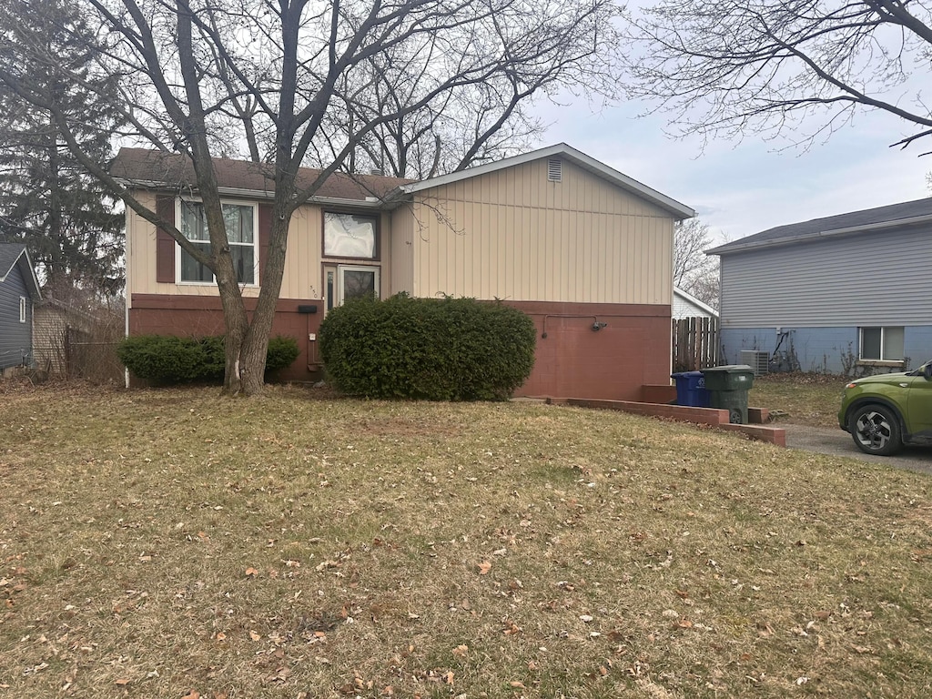 view of front of home featuring a front yard