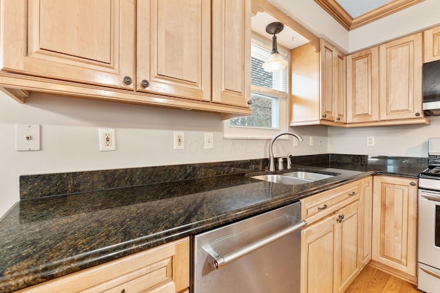 kitchen featuring a sink, light brown cabinetry, stainless steel appliances, crown molding, and light wood-type flooring