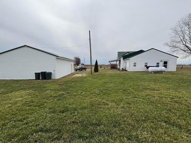 view of yard with an outbuilding