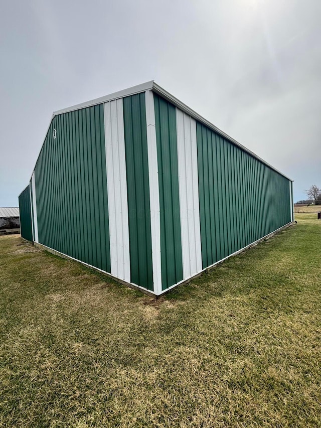 view of pole building featuring a lawn