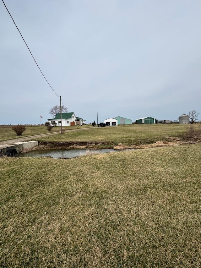 view of yard featuring a water view