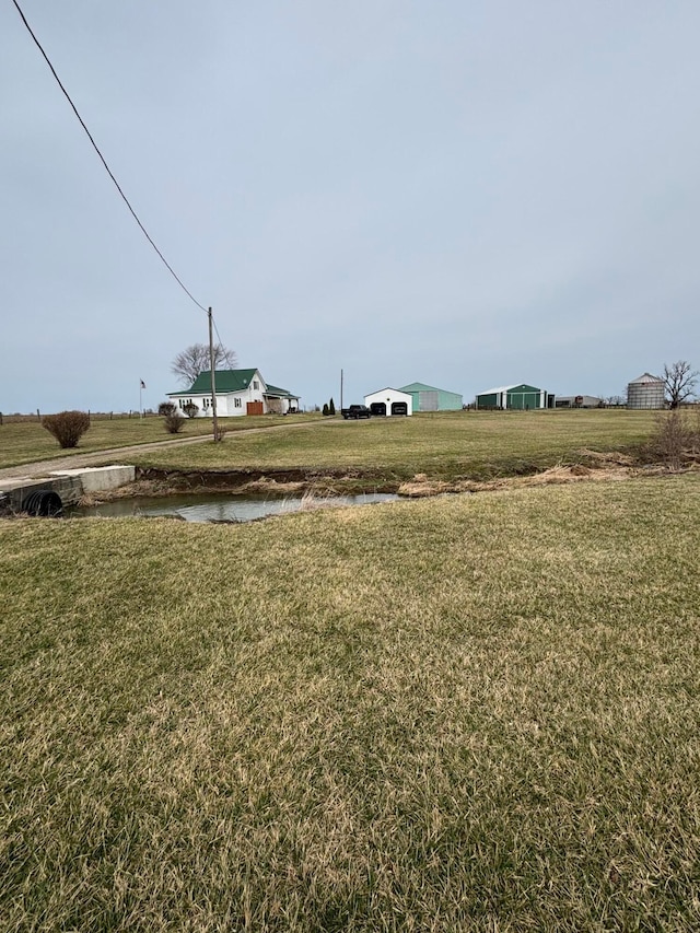 view of yard featuring a water view