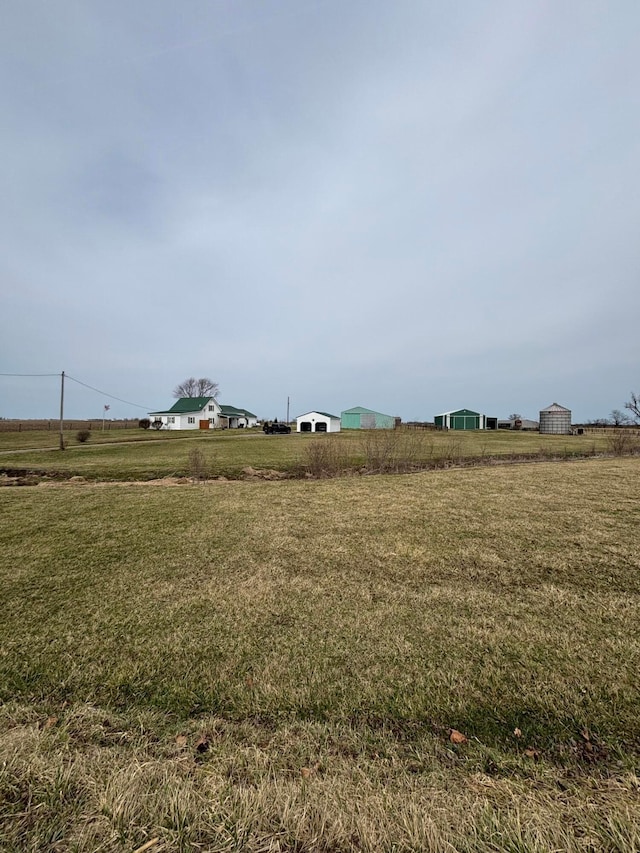 view of yard featuring a rural view