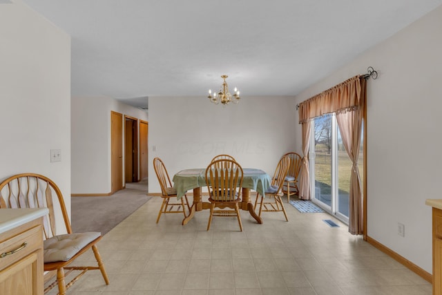 dining area featuring visible vents, baseboards, and an inviting chandelier