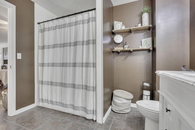 full bathroom featuring a shower with shower curtain, baseboards, toilet, and vanity