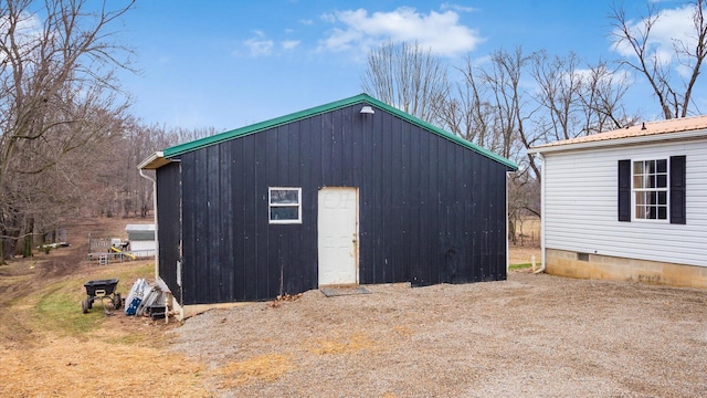 view of outdoor structure featuring an outbuilding