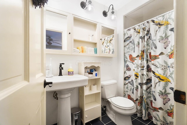 full bath featuring tile patterned floors, curtained shower, and toilet