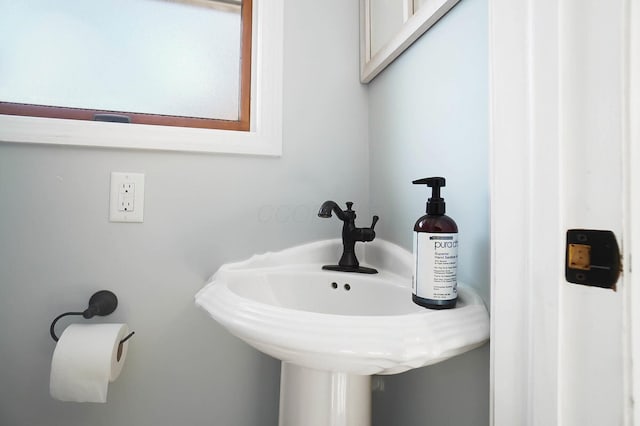 bathroom featuring a sink