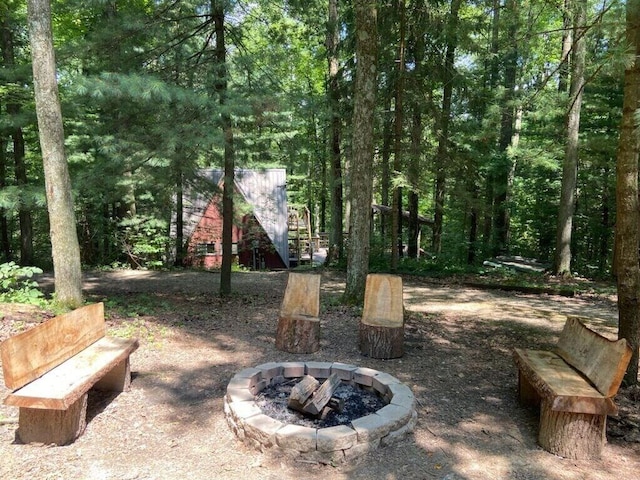 view of yard featuring a fire pit