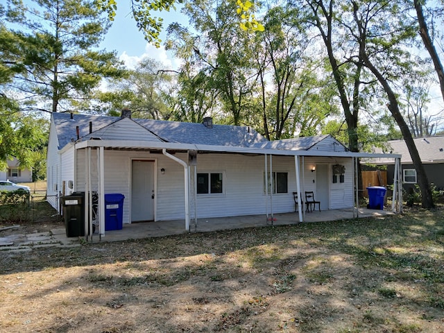 view of front facade featuring a gate, a patio, and fence