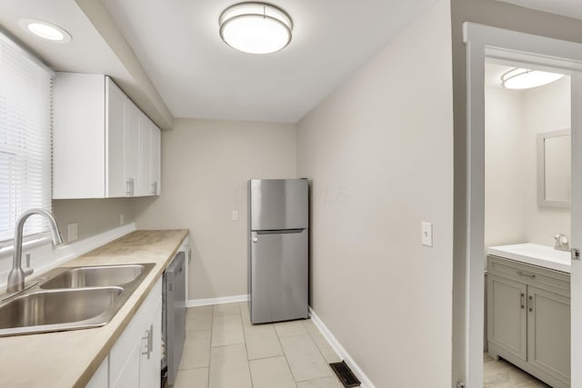 681 Stewart Ave, Columbus, OH 43206 - kitchen featuring a sink, visible vents, baseboards, and stainless steel appliances
