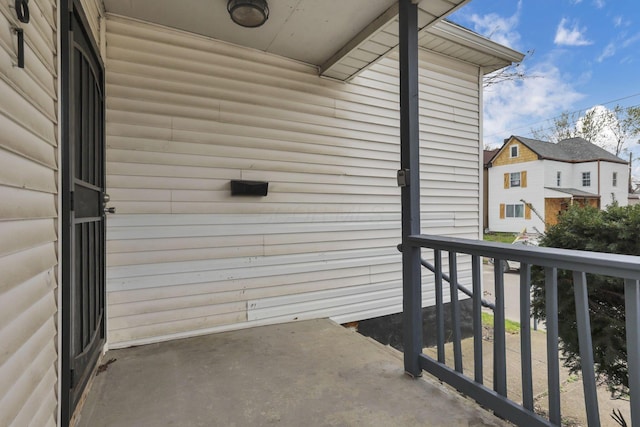 681 Stewart Ave, Columbus, OH 43206 - view of balcony