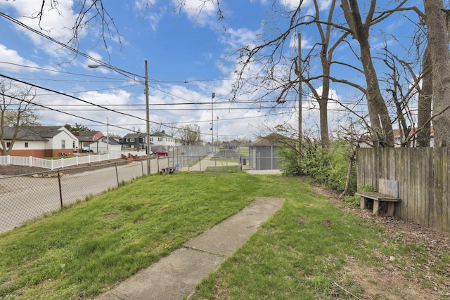681 Stewart Ave, Columbus, OH 43206 - view of yard featuring a fenced backyard and a residential view