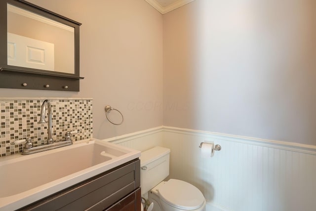 7704 Old Tarlton Pike, Circleville, OH 43113 - bathroom featuring wainscoting, toilet, backsplash, vanity, and ornamental molding